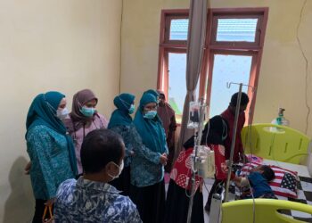 TP PKK SBT Kunjungi Bocah Gizi Buruk & Beri Santunan